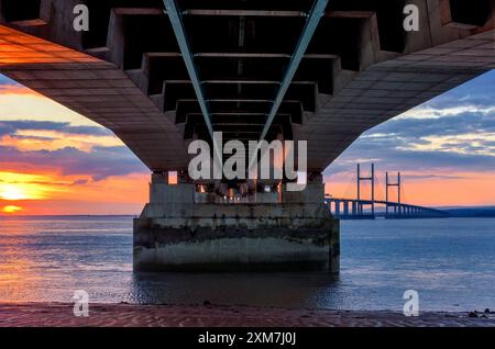 Interessanter Aussichtspunkt unter der M4 Second Severn Crossing Bridge, heute Prince of Wales Bridge genannt, mit der Brücke in die Ferne verblasst Stockfoto