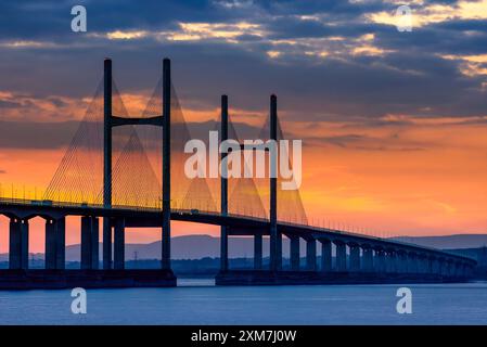 Wunderschöner lebhafter Sonnenuntergang am M4 Second Severn Crossing, heute Prince of Wales Bridge genannt, aus Aust, England Stockfoto