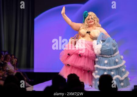 Modell bei der 10. Jährliche 'her Universe Fashion Show' zur Feier von 65 Jahren Barbie und 35 Jahren Polly Pocket auf der San Diego Comic-Con International 2024 im Manchester Grand Hyatt. San Diego, 25.07.2024 Stockfoto