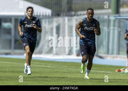 Der argentinische Stürmer Giovanni Simeone und der brasilianische Verteidiger Natan während des Trainingslagers des SSC Napoli 2024-25 in Castel Di Sangro in den Abruzzen. Stockfoto