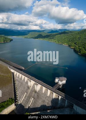 Hokkaido, Japan: Luftaufnahme des Chubetsu-Staudamms entlang des Ishikari-Flusses am Fuße des Asahidake-Berges in Hokkaido im Sommer in Japan Stockfoto