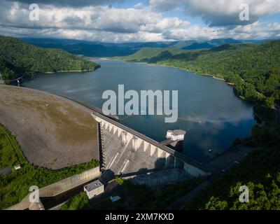 Hokkaido, Japan: Luftaufnahme des Chubetsu-Staudamms entlang des Ishikari-Flusses am Fuße des Asahidake-Berges in Hokkaido im Sommer in Japan Stockfoto