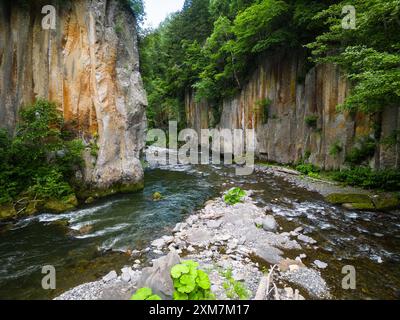 Hokkaido, Japan: Die Sounkyo-Schlucht in der Nähe des Asahikawa-Berges in der Daisetsuzan-Vulkangruppe in Hokkaido im Sommer in Japan. Stockfoto