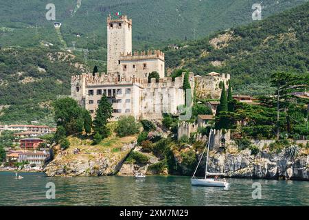 Malcesine, Gardasee, Italien - 20. Juli 2024: Schloss Malcesine am Gardasee in Italien, umgeben von malerischer Landschaft und klarem Wasser *** Burg von Malcesine am Gardasee in Italien, umgeben von malerischer Landschaft und klarem Wasser Stockfoto