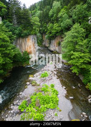 Hokkaido, Japan: Die Sounkyo-Schlucht in der Nähe des Asahikawa-Berges in der Daisetsuzan-Vulkangruppe in Hokkaido im Sommer in Japan. Stockfoto