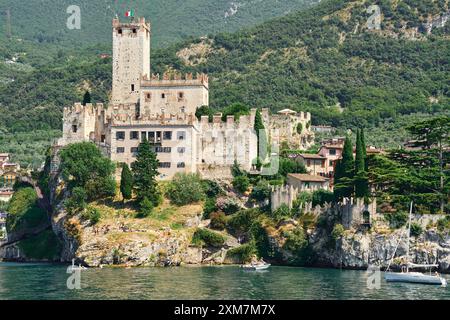 Malcesine, Gardasee, Italien - 20. Juli 2024: Schloss Malcesine am Gardasee in Italien, umgeben von malerischer Landschaft und klarem Wasser *** Burg von Malcesine am Gardasee in Italien, umgeben von malerischer Landschaft und klarem Wasser Stockfoto