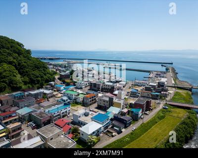 Rausu, Hokkaido: Luftaufnahme der Stadt und des Hafens von Rausu auf der Halbinsel Shiretoko in Hokkaido im Sommer in Japan Stockfoto