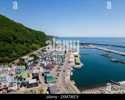 Rausu, Hokkaido: Luftaufnahme der Stadt und des Hafens von Rausu auf der Halbinsel Shiretoko in Hokkaido im Sommer in Japan Stockfoto