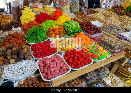 Bunte Auswahl an getrockneten Früchten, kandierten Früchten und Nüssen auf einem belebten Marktstand im Freien in Usbekistan Stockfoto