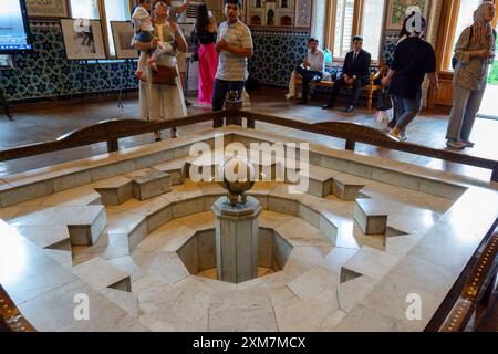 Marmorbrunnen im Staatlichen Museum für angewandte Kunst von Usbekistan in Taschkent Stockfoto