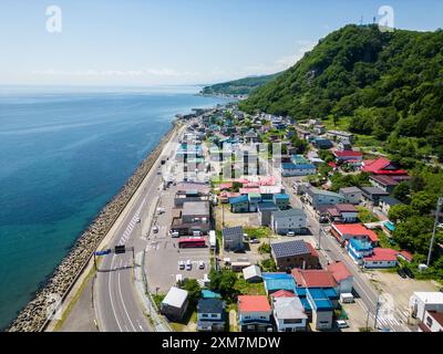 Rausu, Hokkaido: Luftaufnahme der Stadt Rausu auf der Halbinsel Shiretoko in Hokkaido im Sommer in Japan. Stockfoto