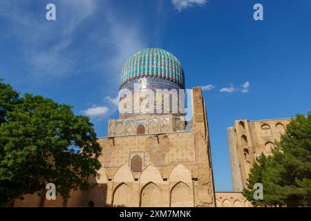Das atemberaubende Gur-e-Amir Mausoleum in Samarkand, Usbekistan, zeigt komplexe Fliesen und großes architektonisches Design Stockfoto