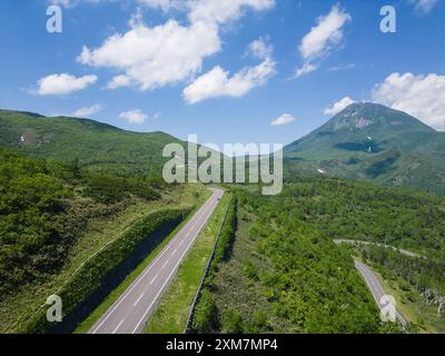 Rausu, Hokkaido: Aus der Vogelperspektive auf der Shiretoko Pass Straße mit dem Vulkan Rausu auf der Halbinsel Shiretoko zwischen Utoro und Rausu Stadt auf einem sonnigen s Stockfoto