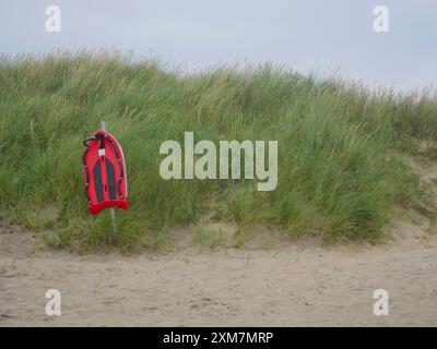 Lebensrettende Rettungstafel am Strand von Skagen. Rettungsschwimmer zur Selbstverwendung. Das Konzept der Wassersicherheit. Stockfoto