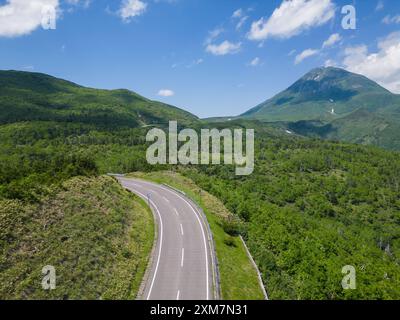 Rausu, Hokkaido: Aus der Vogelperspektive auf der Shiretoko Pass Straße mit dem Vulkan Rausu auf der Halbinsel Shiretoko zwischen Utoro und Rausu Stadt auf einem sonnigen s Stockfoto