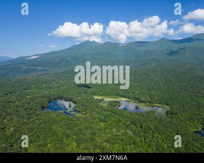 Shiretoko, Japan: Luftaufnahme der fünf Seen von Shiretoko und der dramatischen Küste des Ochotsk-Meeres im Rausu-Berg in Hokkaido auf einem Su Stockfoto