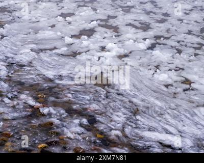 Rosenförmiges schwimmendes Eis im Ofotfjord an der Mündung des Flusses Prestjordelva bei Bjerkvik, Norland, Norwegen, Nordeuropa. Stockfoto