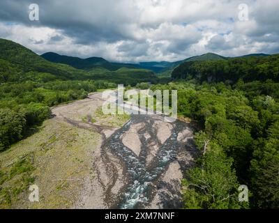 Hokkaido, Japan: Luftaufnahme des Chubetsu-Flusses im Asahidake-Berg in der Daisetsuzan Volcanic Group bei Asahikawa in Hokkaido auf einer bewölkten Fläche Stockfoto