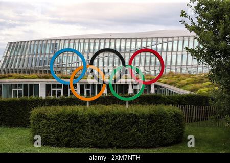 Schweiz - Wirtschaft, Wirtschaft & Finanzen - Internationales Olympisches Komitee IOC LAUSANNE, SCHWEIZ - 21. JULI: Die Olympischen Ringe sind vor dem Sitz des Internationalen Olympischen Komitees IOC am 21. Juli 2024 in Lausanne, Schweiz, abgebildet. Foto: Manuel Blondeau/AOP. Presse Lausanne Schweizer Riviera Waadt Schweiz Copyright: X ManuelxBlondeau/AOP. Pressx AOP20240721 - 0041 Stockfoto