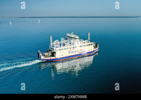 Fähre zur Isle of Wight, Abfahrt Yarmouth nach Lymington auf dem ruhigen, spiegelbildlichen Meer bei niedriger Sonne Stockfoto