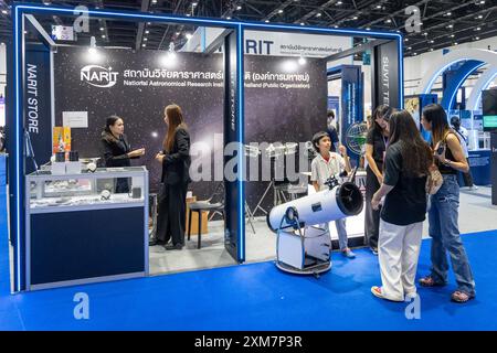 Besucher mit einem kleinen Kind werden im NARIT (National Astronomical Research Institute of Thailand) im Queen Sirikit National Convention Center gesehen. Die Fair Sci-Power für die Zukunft Thailand zielt darauf ab, innovative Lösungen zu präsentieren, die von MHESI-Agenturen und Hochschuleinrichtungen entwickelt wurden, um die nationale wirtschaftliche und soziale Entwicklung zu verbessern. Stockfoto