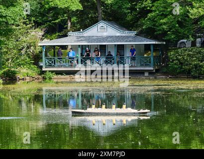 Das viktorianische Pumpenhaus am Teich in den öffentlichen Gärten von Halifax, mit der Nachbildung der Titanic im Vordergrund Stockfoto