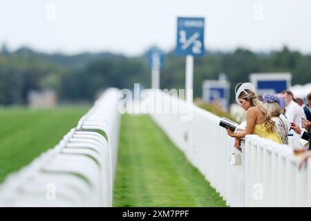 Rennfahrer während des QIPCO King George Friday Raceday auf der Ascot Racecourse, Berkshire. Bilddatum: Freitag, 26. Juli 2024. Stockfoto