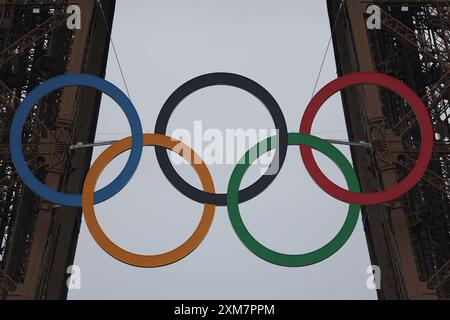 Paris, Frankreich. Juli 2024. Die Olympischen Ringe sind auf dem Eiffelturm vor der Eröffnungszeremonie der Olympischen Spiele 2024 in Paris, Frankreich, am 26. Juli 2024 zu sehen. Die Eröffnungszeremonie der Olympischen Spiele 2024 in Paris beginnt am Freitagabend. Quelle: Gao Jing/Xinhua/Alamy Live News Stockfoto