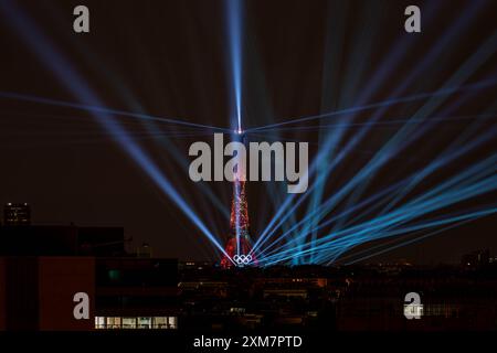 Paris, Frankreich - 25. Juli 2024: Lichtprobe des Eiffelturms zur Olympischen Eröffnungszeremonie Stockfoto