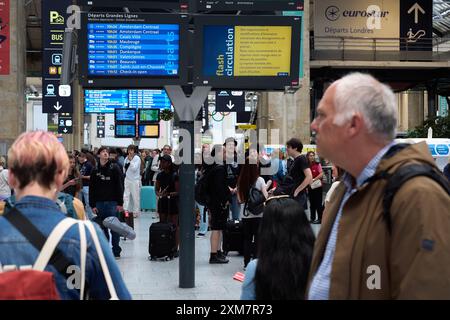 Paris, Frankreich. Juli 2024. Passagiere warten auf Züge an einem Bahnhof in Paris, Frankreich, 26. Juli 2024. Frankreichs TGV-Hochgeschwindigkeitszugverkehr auf den Strecken Atlantik, Nord und Ost wurde durch Brandanschläge auf Anlagen stark gestört, berichtete die französische Eisenbahngesellschaft SNCF am Freitag Morgen auf ihrem X Social Media-Account. Nach Angaben der SNCF waren 800.000 Passagiere von den Angriffen betroffen, wobei einige Züge umgeleitet und viele gestrichen wurden. Quelle: Meng Dingbo/Xinhua/Alamy Live News Stockfoto