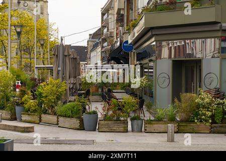 Cambrai, Frankreich - 21. Mai 2023: Ein Pariser Café in Cambrai, Frankreich, mit einer Terrasse im Freien, die mit lebhaftem Grün geschmückt ist und ein malerisches setti schafft Stockfoto