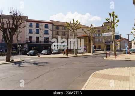 Langeac, Frankreich - 28. Mai 2023: Eine Straßenszene in Langeac, Frankreich, mit einem friedlichen Stadtplatz mit traditionellen Gebäuden, Laubbäumen und einem kleinen Stockfoto