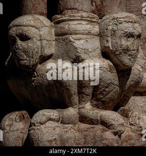 Es soll die Söhne eines Baumeisters sein, der in Marmor an der Kathedrale in Trient, Italien, der Basilika-Duomo di San Vigil, gebaut wurde. Diese beiden Sitzfiguren sind Teil einer Dreiergruppe am Fuß einer Säule im südöstlichen Portal der Kathedrale. Die drei Figuren stellen vermutlich die Söhne von Maestro Adama d’Arogno dar, der Anfang der 1200er Jahre den Wiederaufbau der Kathedrale im romanisch-lombardischen Stil gemeistert hat Stockfoto