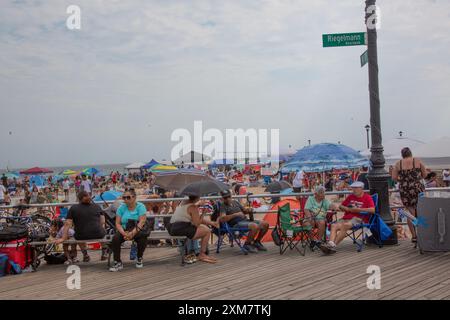 Der Strand auf Coney Island an einem heißen 4. Juli Unabhängigkeitstag in Brooklyn, New York. Stockfoto