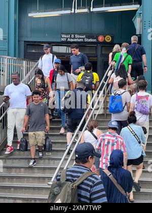 Die Leute betreten und verlassen die geschäftige West 8th Street U-Bahn-Station am Strand in der Nähe von Coney Island und Brighton Beach in Brooklyn, New York. Stockfoto