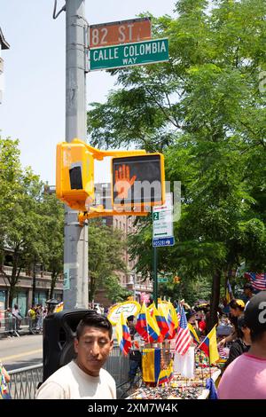 Die jährliche kolumbianische Blumenfestparade (Desfile de Silleteros) findet in Jackson Heights, Queens, New York City statt, um das ursprüngliche Blumenfest in Medellín, Kolumbien, zu ehren. Stockfoto