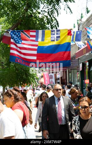 Die jährliche kolumbianische Blumenfestparade (Desfile de Silleteros) findet in Jackson Heights, Queens, New York City statt, um das ursprüngliche Blumenfest in Medellín, Kolumbien, zu ehren. Stockfoto