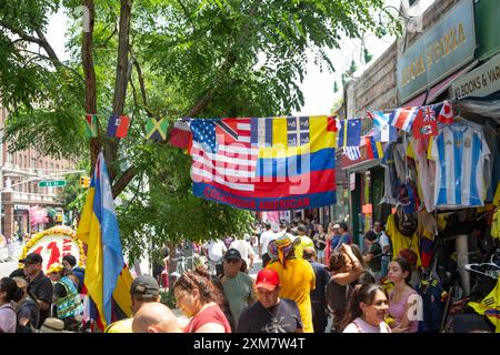 Die jährliche kolumbianische Blumenfestparade (Desfile de Silleteros) findet in Jackson Heights, Queens, New York City statt, um das ursprüngliche Blumenfest in Medellín, Kolumbien, zu ehren. Stockfoto