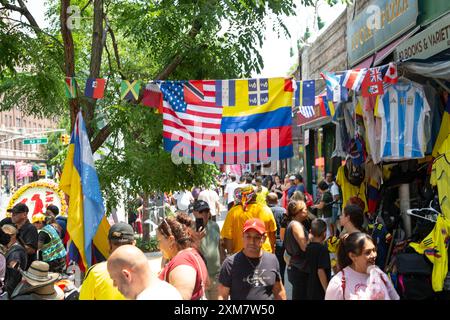 Die jährliche kolumbianische Blumenfestparade (Desfile de Silleteros) findet in Jackson Heights, Queens, New York City statt, um das ursprüngliche Blumenfest in Medellín, Kolumbien, zu ehren. Stockfoto