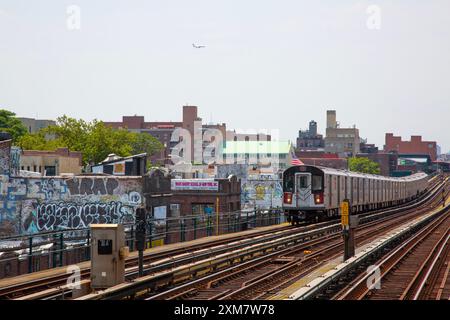 Zug Nr. 7 fährt zur U-Bahn-Station Roosevelt Avenue 82nd Street in Queens, New York City. Stockfoto