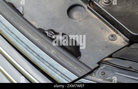 Korrosionsschutz im Motorraum nach der Behandlung mit einer Korrosionsschutzschicht am Fahrzeug, die Metall vor Korrosion schützt Stockfoto