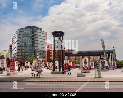 Berlin - Mai 2022: Potsdamer Platz mit seinen historischen Ampeln aus dem 19. Jahrhundert. Europa Stockfoto