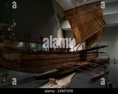 Berlin, Deutschland - September 2022: TE Kotze, Auslegerboot 'Maunga Nefu' vor der Insel Santa Cruz. Ausstellung im ethnographischen Museum im Neubau Stockfoto