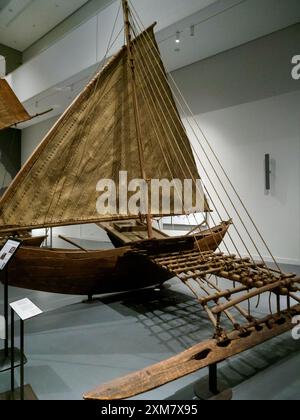 Berlin, Deutschland - September 2022: TE Kotze, Auslegerboot 'Maunga Nefu' vor der Insel Santa Cruz. Ausstellung im ethnographischen Museum im Neubau Stockfoto