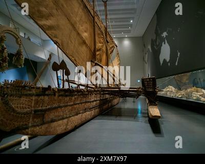 Berlin, Deutschland - September 2022: TE Kotze, Auslegerboot 'Maunga Nefu' vor der Insel Santa Cruz. Ausstellung im ethnographischen Museum im Neubau Stockfoto