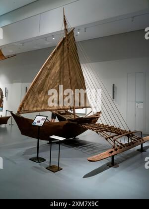 Berlin, Deutschland - September 2022: TE Kotze, Auslegerboot 'Maunga Nefu' vor der Insel Santa Cruz. Ausstellung im ethnographischen Museum im Neubau Stockfoto