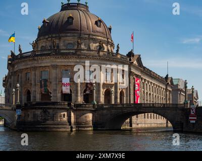 Berlin. Deutschland - Mai 2022: Bode-Museum früher Kaiser-Friedrich-Museum in Museumsinsel. Blick von der Bootsebene. Europa Stockfoto