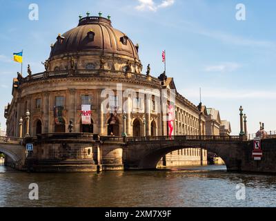 Berlin. Deutschland - Mai 2022: Bode-Museum früher Kaiser-Friedrich-Museum in Museumsinsel. Blick von der Bootsebene. Europa Stockfoto