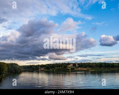 Potsdam, Poczdam, Deutschland - Aug 2020: Blick von der Glienicker Brücke auf das Schloss Babelsberg - Schloss Babelsberg. Europa Stockfoto