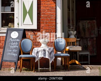 Potsdam, Poczdam, Deutschland - März 2019: Tisch im Café im niederländischen Viertel in Potsdam, Brandenburg. Westeuropa. Hollandisches Viert Stockfoto